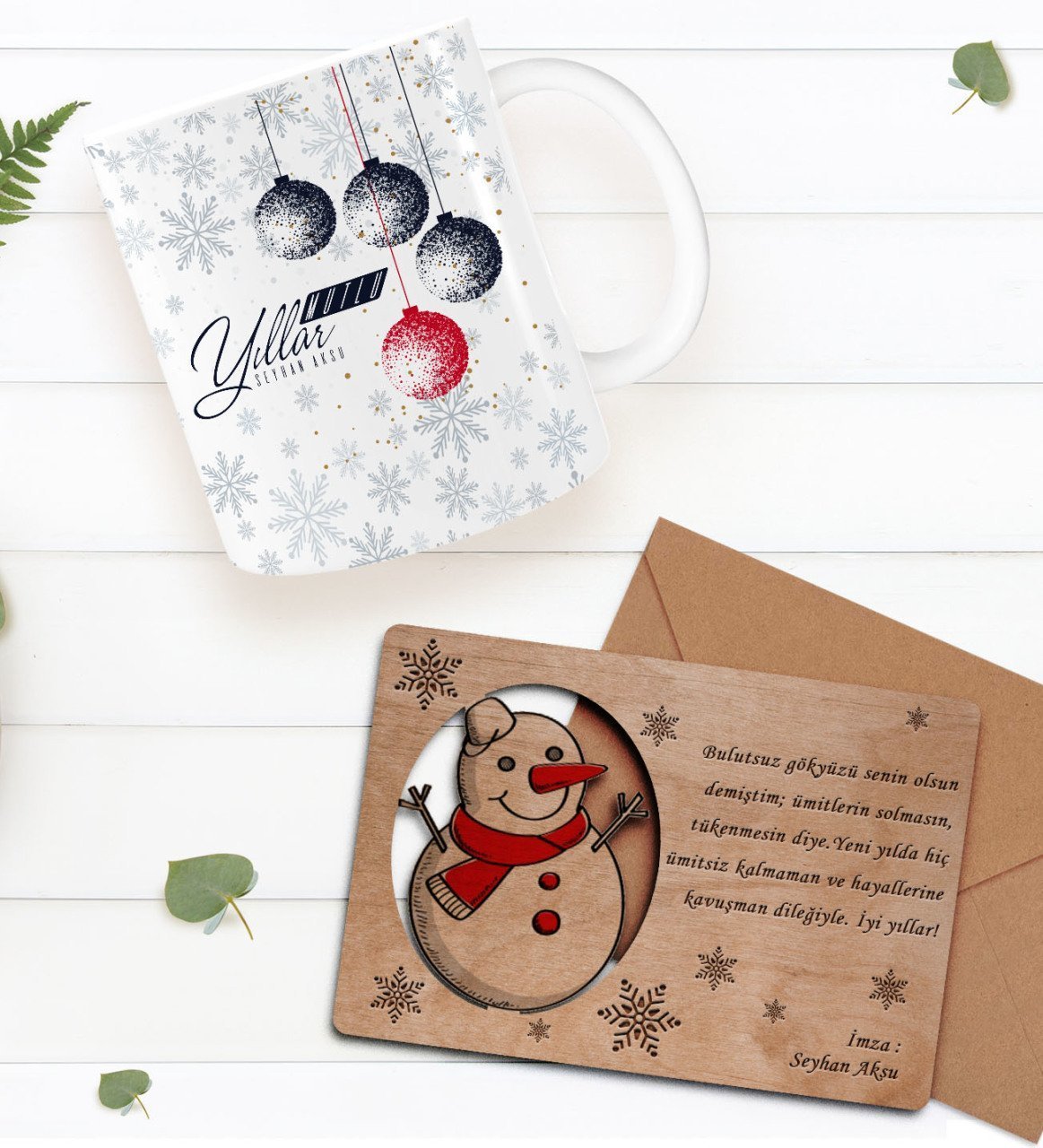 Kişiye Özel Happy New Year Kupa Bardak ve Retro Ahşap Yılbaşı Tebrik Kartı Hediye Seti-8D