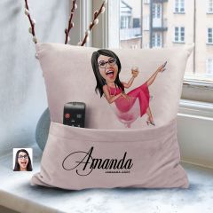 BK Gift Kişiye Özel Anne Karikatür Tasarımlı Organizer Kumanda ve Atıştırmalık Cepli Pembe Kırlent Yastık-1 Arkadaşa Hediye, Cepli Yastık