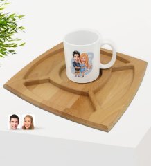 Kişiye Özel Sevgililer Karikatürlü Beyaz Kupa ve Doğal Masif Ahşap 4 Bölmeli Sunum Tabağı Çerezlik Hediye Seti-14