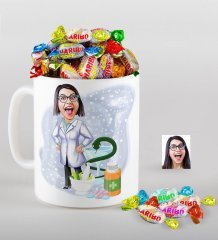 Kişiye Özel Bayan Eczacı Karikatürlü Kupa ve Haribo Şeker Hediye Seti-2
