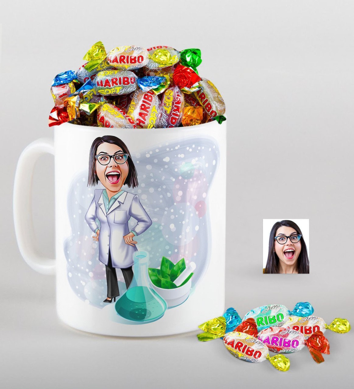 Kişiye Özel Bayan Eczacı Karikatürlü Kupa ve Haribo Şeker Hediye Seti-1