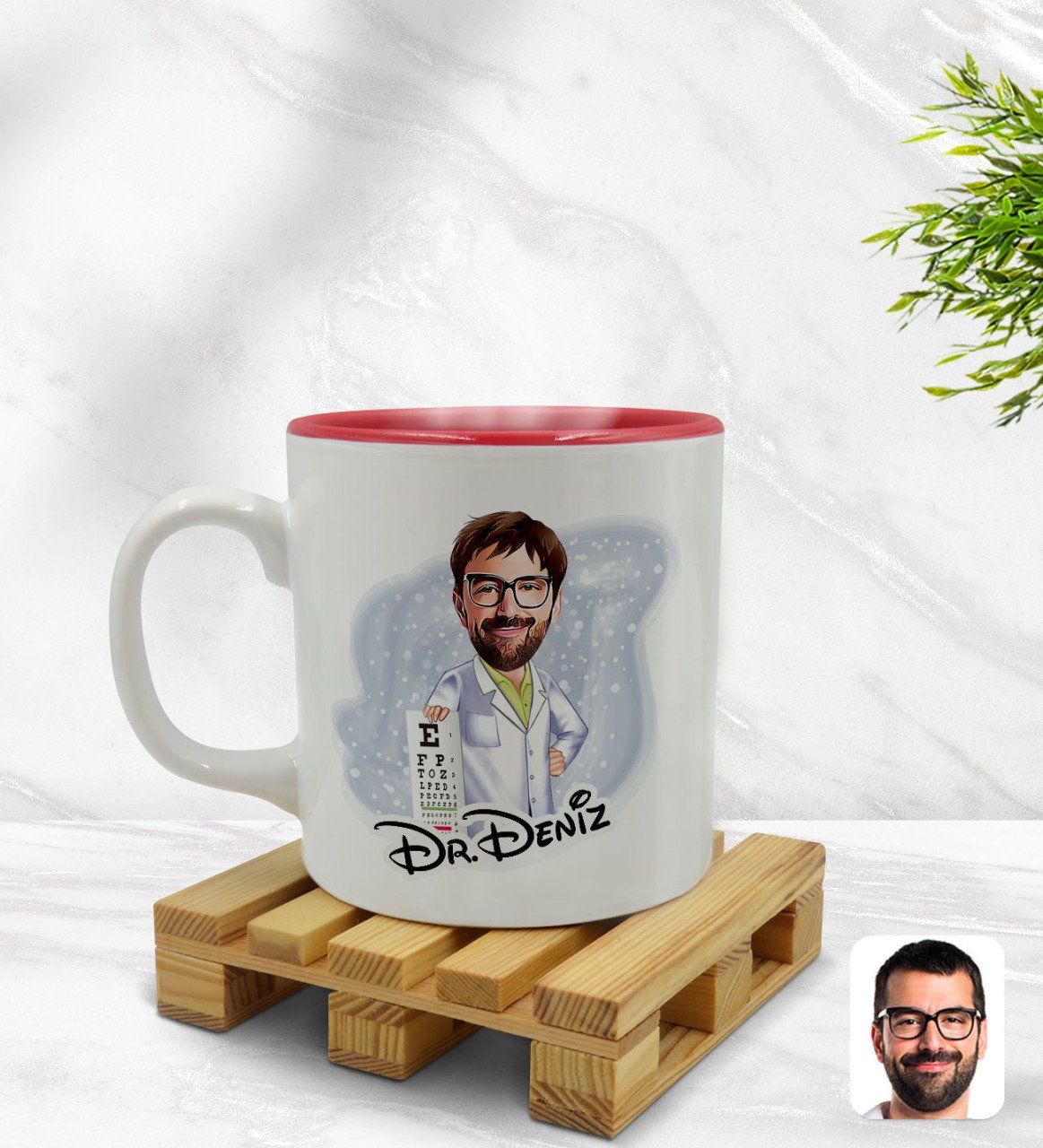 Kişiye Özel Erkek Göz Doktoru Karikatürlü İçi Kırmızı Renkli Kupa Bardak Model 1