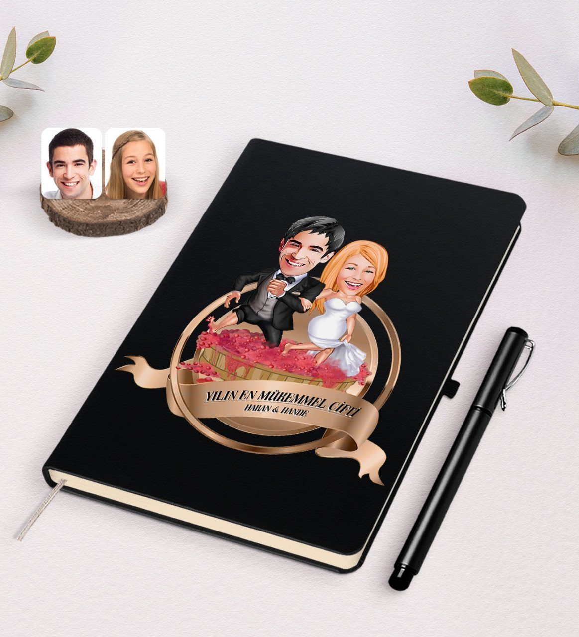 Kişiye Özel Yılın En Mükemmel Çifti Karikatürlü Siyah Defter ve Kalem Hediye Seti-75
