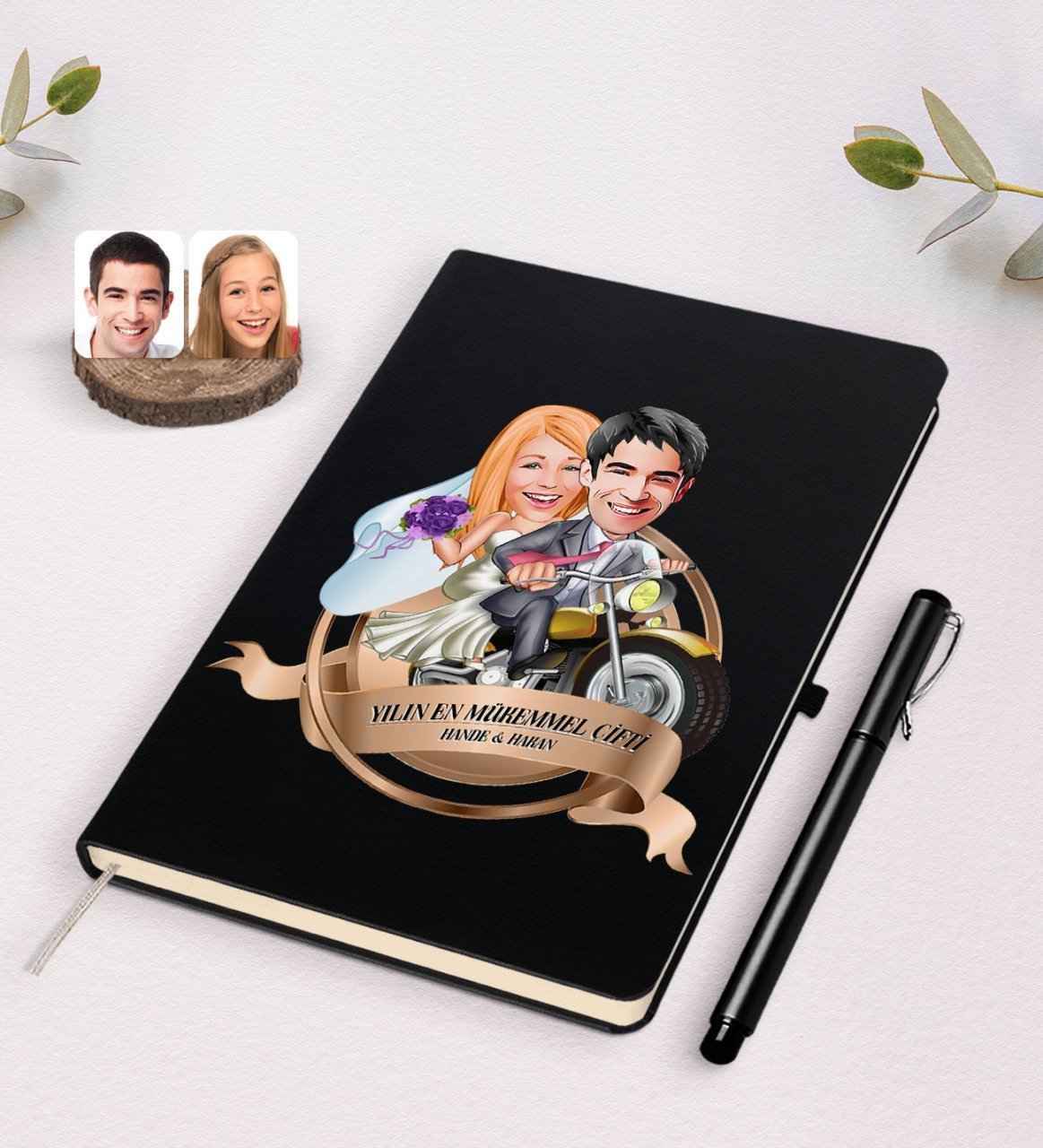 Kişiye Özel Yılın En Mükemmel Çifti Karikatürlü Siyah Defter ve Kalem Hediye Seti-73