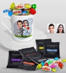Kişiye Özel Evleniyoruz Karikatürlü Türk Kahvesi Fincanı Selamlique Karışık Türk Kahvesi ve Haribo Şeker Hediye Seti-3