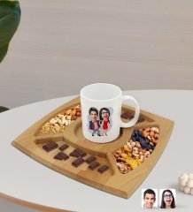 Kişiye Özel Sevgililer Karikatürlü Beyaz Kupa ve Doğal Masif Ahşap 4 Bölmeli Sunum Tabağı Çerezlik Hediye Seti-4