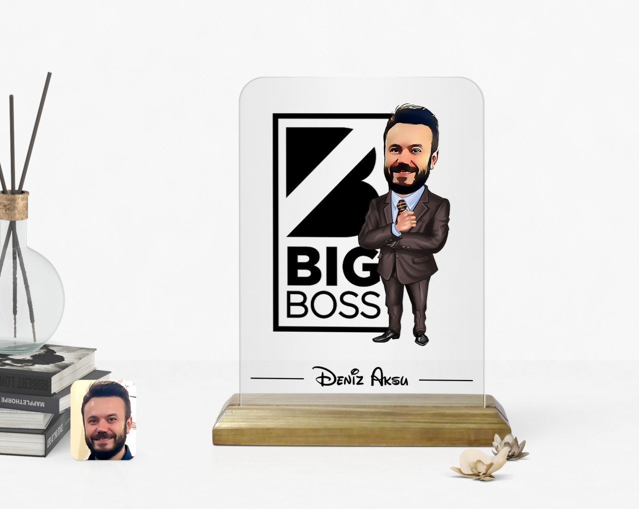 Kişiye Özel Erkek Big Boss Karikatürlü Ahşap Standlı Çerçeve