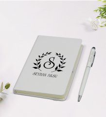 Kişiye Özel Çelenk Baş Harfli İsimli 9x14cm Beyaz Defter ve Kalem Hediye Seti - Model 4