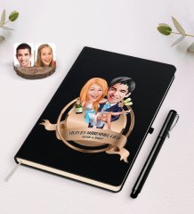 Kişiye Özel Yılın En Mükemmel Çifti Karikatürlü Siyah Defter ve Kalem Hediye Seti-69