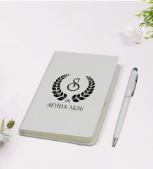 Kişiye Özel Çelenk Baş Harfli İsimli 9x14cm Beyaz Defter ve Kalem Hediye Seti - Model 1