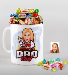 Kişiye Özel Bayan Barbekü Chef Karikatürlü Kupa ve Haribo Şeker Hediye Seti-1
