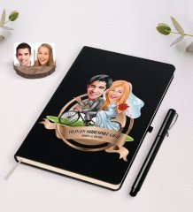 Kişiye Özel Yılın En Mükemmel Çifti Karikatürlü Siyah Defter ve Kalem Hediye Seti-68