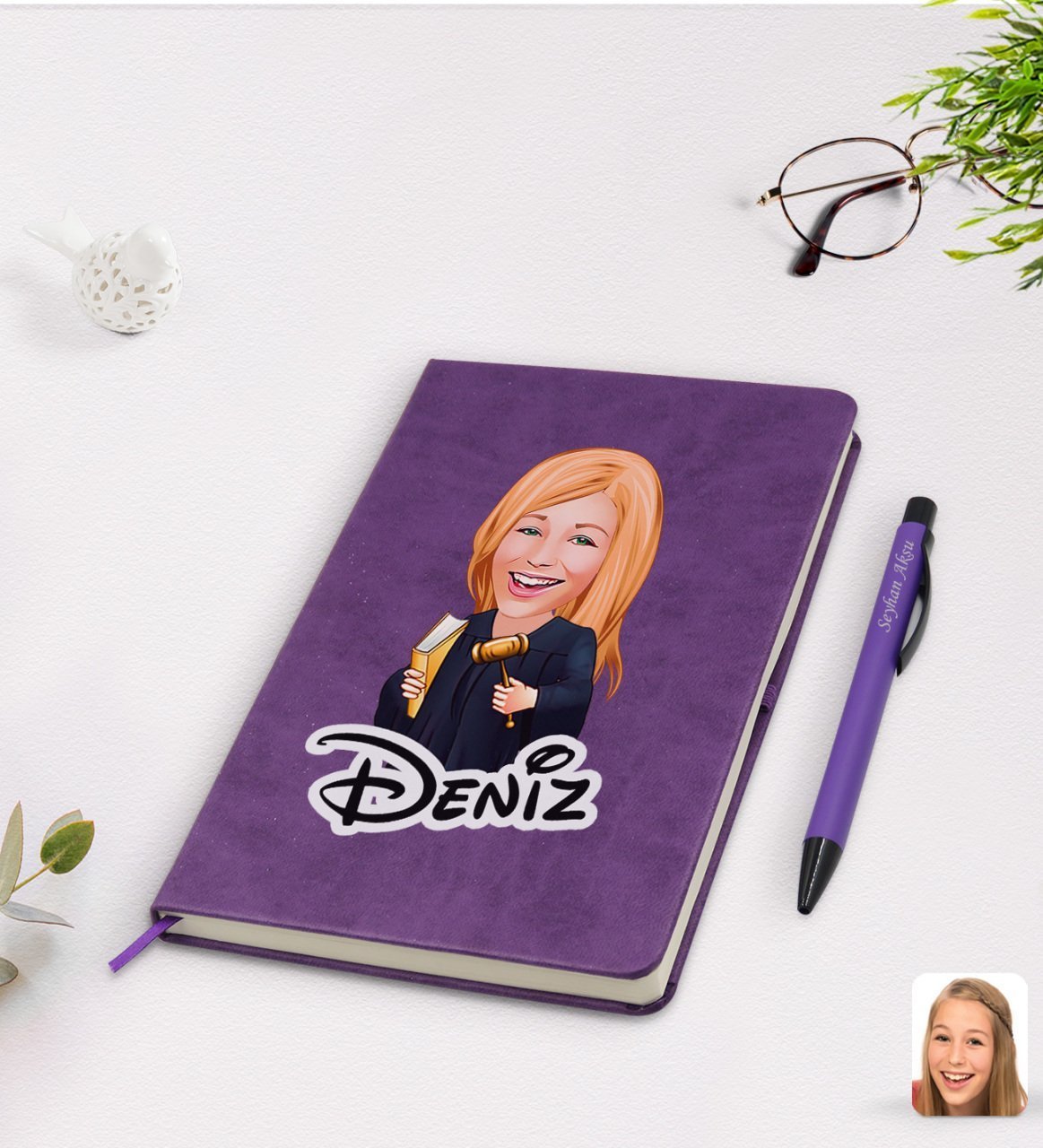 Kişiye Özel Kadın Hakim Karikatürlü Mor Termo Deri Defter Kalem Seti Model 1