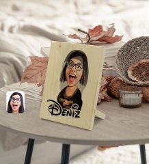 Kişiye Özel İsimli Mona Lisa Karikatürlü Dekoratif Ahşap Çerçeve Model 1