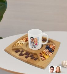 Kişiye Özel Evleniyoruz Karikatürlü Beyaz Kupa ve Doğal Masif Ahşap 4 Bölmeli Sunum Tabağı Çerezlik Hediye Seti-7