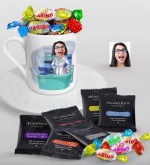 Kişiye Özel Bayan Eczacı Karikatürlü Türk Kahvesi Fincanı Selamlique Karışık Türk Kahvesi ve Haribo Şeker Hediye Seti-4