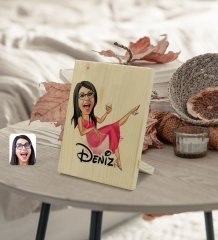 Kişiye Özel İsimli Kadın Patroniçe Karikatürlü Dekoratif Ahşap Çerçeve Model 1