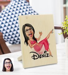 Kişiye Özel İsimli Kadın Patroniçe Karikatürlü Dekoratif Ahşap Çerçeve Model 1