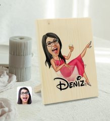 Kişiye Özel İsimli Kadın Patroniçe Karikatürlü Dekoratif Ahşap Çerçeve Model 1