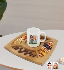 Kişiye Özel Evleniyoruz Karikatürlü Beyaz Kupa ve Doğal Masif Ahşap 4 Bölmeli Sunum Tabağı Çerezlik Hediye Seti-3