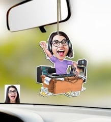 Kişiye Özel Bayan Radyocu Karikatürlü Ahşap Araba Dikiz Ayna Süsü