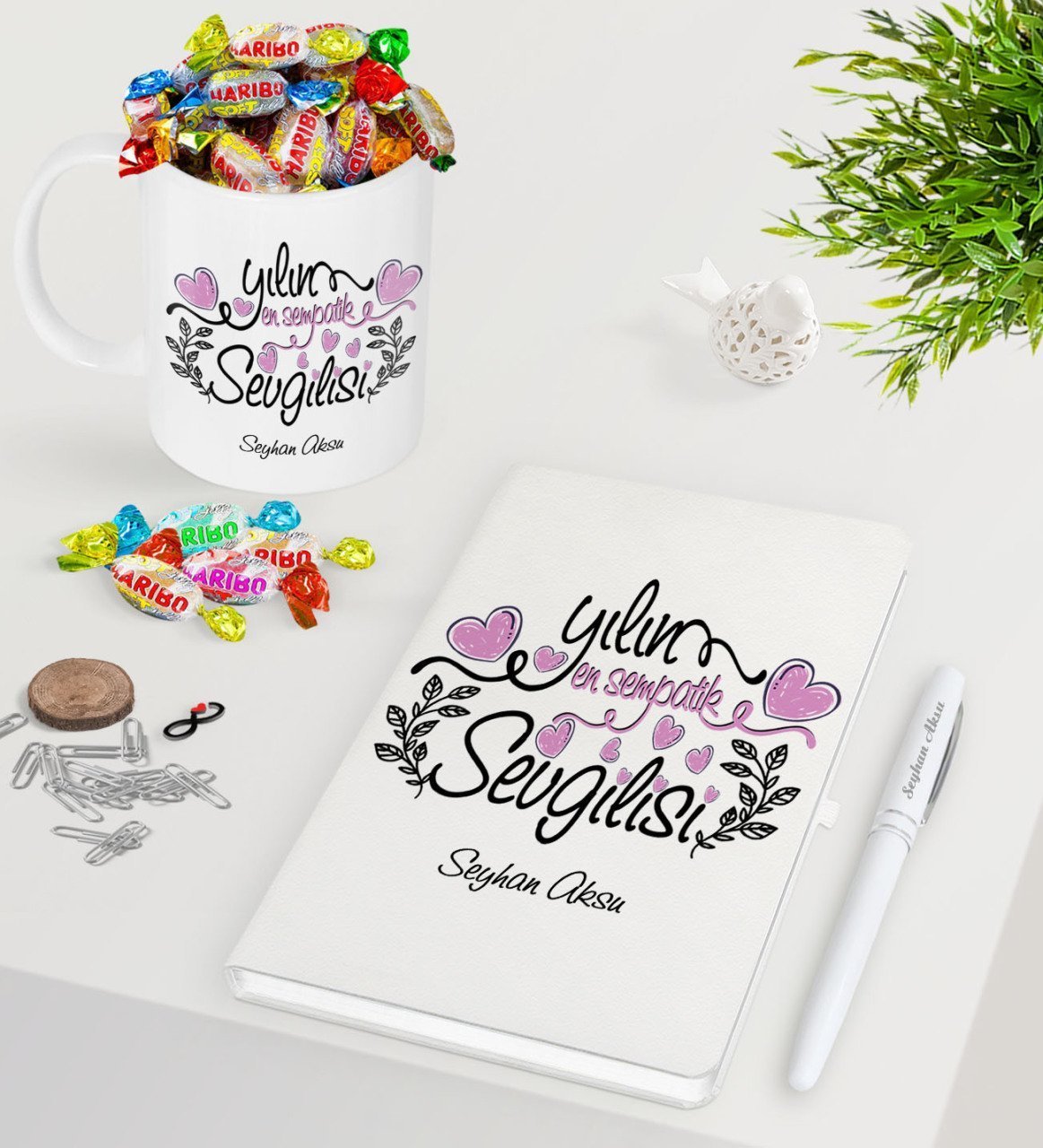 Kişiye Özel Yılın En Sempatik Sevgilisi Beyaz Defter Kalem Kupa ve Haribo Şeker Hediye Seti