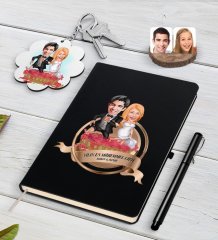 Kişiye Özel Yılın En Mükemmel Çifti Karikatürlü Siyah Defter Kalem ve Anahtarlık Hediye Seti-75
