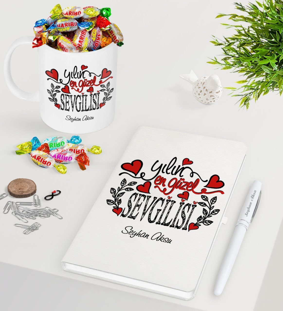 Kişiye Özel Yılın En Güzel Sevgilisi Beyaz Defter Kalem Kupa ve Haribo Şeker Hediye Seti
