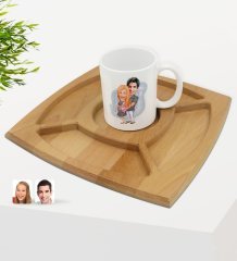 Kişiye Özel Bebek Süprizi Karikatürlü Beyaz Kupa ve Doğal Masif Ahşap 4 Bölmeli Sunum Tabağı Çerezlik Hediye Seti-1