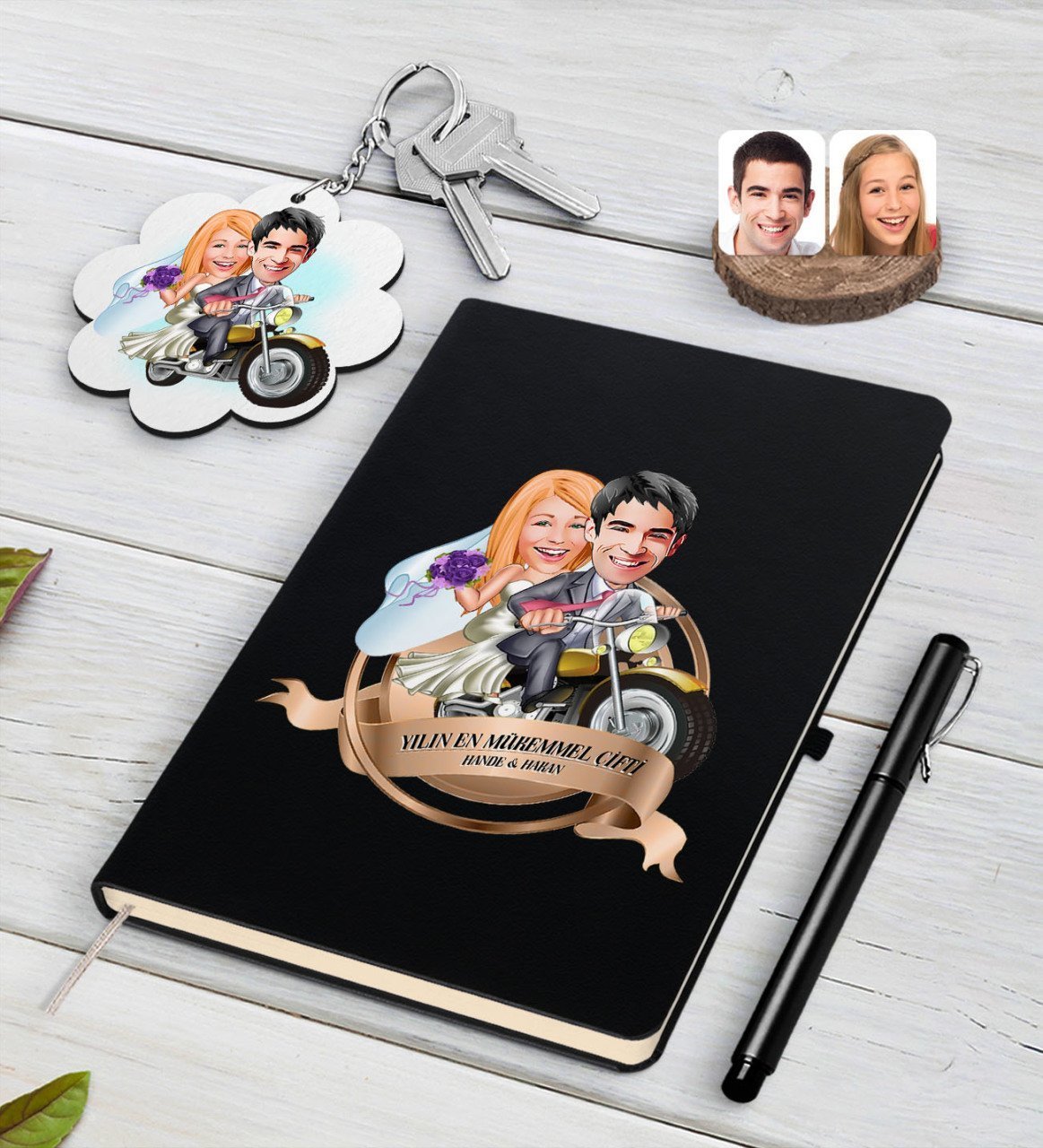Kişiye Özel Yılın En Mükemmel Çifti Karikatürlü Siyah Defter Kalem ve Anahtarlık Hediye Seti-73