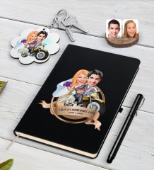 Kişiye Özel Yılın En Mükemmel Çifti Karikatürlü Siyah Defter Kalem ve Anahtarlık Hediye Seti-73