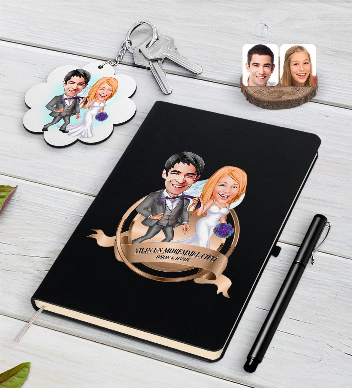 Kişiye Özel Yılın En Mükemmel Çifti Karikatürlü Siyah Defter Kalem ve Anahtarlık Hediye Seti-71
