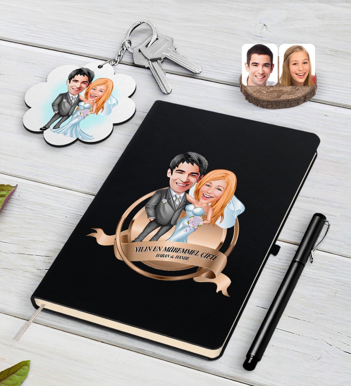 Kişiye Özel Yılın En Mükemmel Çifti Karikatürlü Siyah Defter Kalem ve Anahtarlık Hediye Seti-70