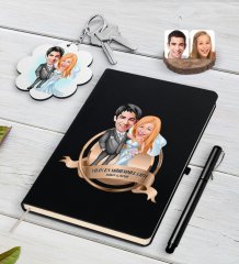 Kişiye Özel Yılın En Mükemmel Çifti Karikatürlü Siyah Defter Kalem ve Anahtarlık Hediye Seti-70