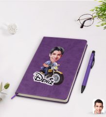 Kişiye Özel Erkek Motorcu Karikatürlü Mor Termo Deri Defter Kalem Seti Model 1