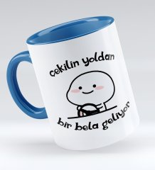 Bk Gift Bir Bela Geliyor Tasarımlı Mavi Kupa Bardak - Model 1