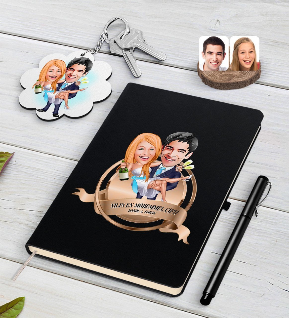 Kişiye Özel Yılın En Mükemmel Çifti Karikatürlü Siyah Defter Kalem ve Anahtarlık Hediye Seti-69