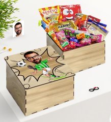 Kişiye Özel Ahşap Kutuda Yeşil Beyaz Futbolcu Karikatürlü Nostaljik Lezzetler Hediye Seti