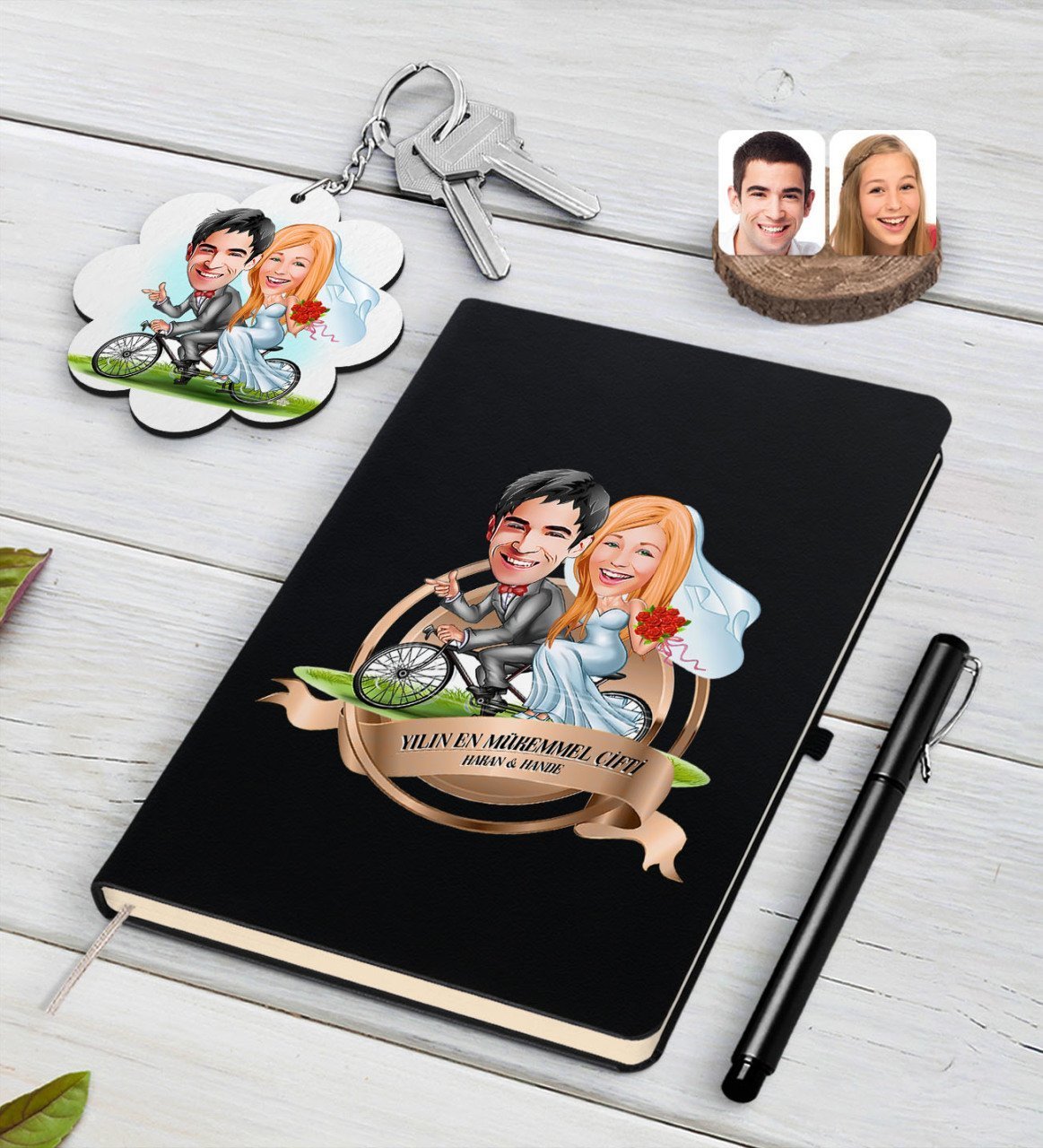 Kişiye Özel Yılın En Mükemmel Çifti Karikatürlü Siyah Defter Kalem ve Anahtarlık Hediye Seti-68