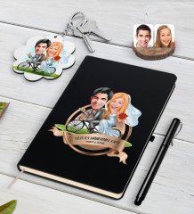 Kişiye Özel Yılın En Mükemmel Çifti Karikatürlü Siyah Defter Kalem ve Anahtarlık Hediye Seti-68