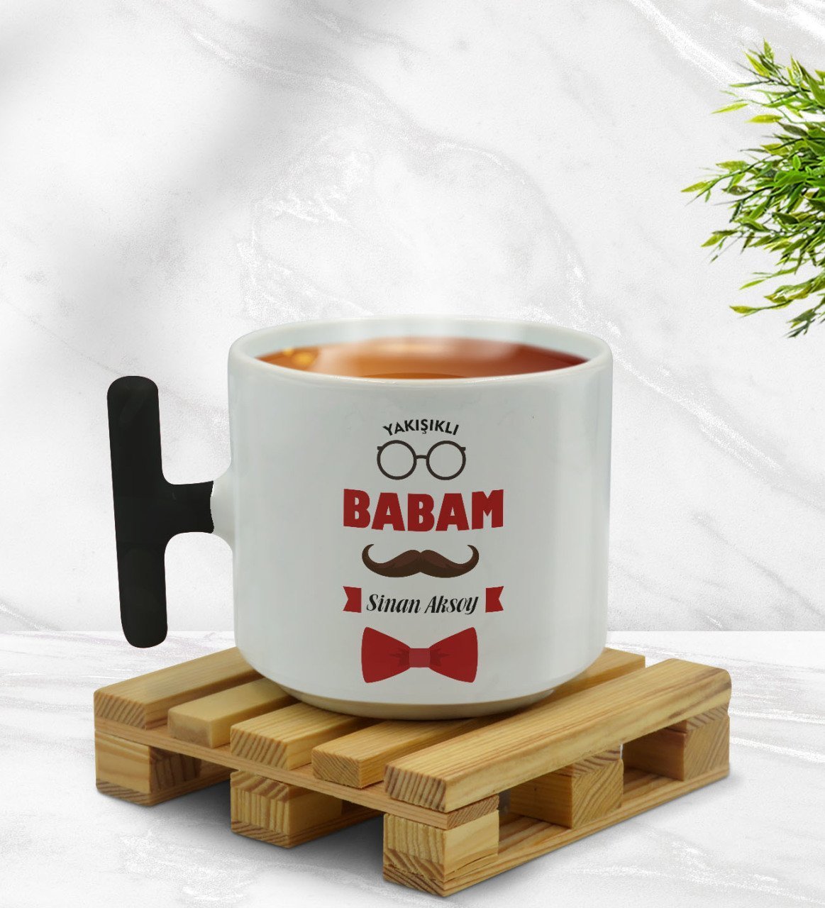 Kişiye Özel Yakışıklı Babam Tasarımlı Siyah T Kulplu Middle Kupa Bardak - Model 1