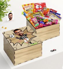Kişiye Özel Ahşap Kutuda Siyah Beyaz Futbolcu Karikatürlü Nostaljik Lezzetler Hediye Seti