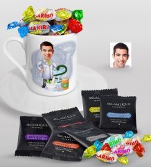 Kişiye Özel Erkek Eczacı Karikatürlü Türk Kahvesi Fincanı Selamlique Karışık Türk Kahvesi ve Haribo Şeker Hediye Seti-2