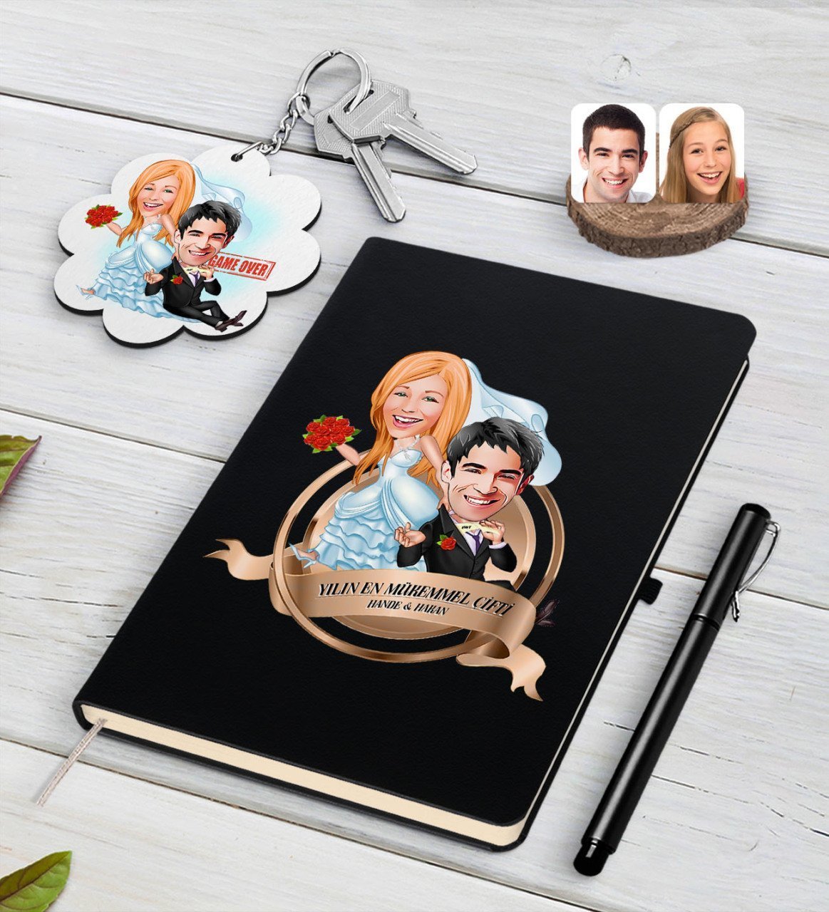 Kişiye Özel Yılın En Mükemmel Çifti Karikatürlü Siyah Defter Kalem ve Anahtarlık Hediye Seti-67