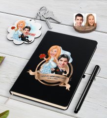 Kişiye Özel Yılın En Mükemmel Çifti Karikatürlü Siyah Defter Kalem ve Anahtarlık Hediye Seti-67