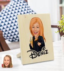 Kişiye Özel İsimli Kadın Hakim Karikatürlü Dekoratif Ahşap Çerçeve Model 1