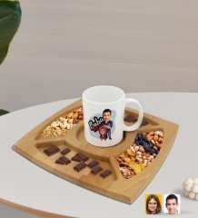 Kişiye Özel Baba Kız Karikatürlü Beyaz Kupa ve Doğal Masif Ahşap 4 Bölmeli Sunum Tabağı Çerezlik Hediye Seti-3