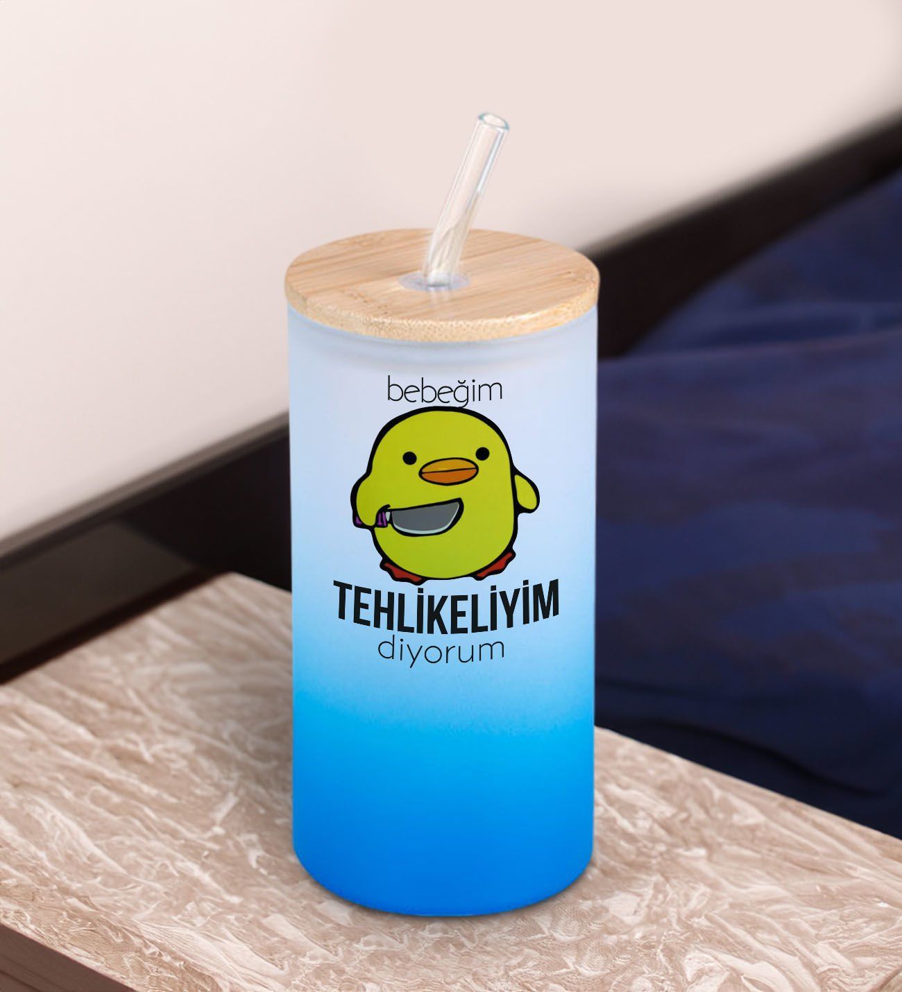BK Gift Tehlikeyim Diyorum Tasarımlı Mavi Renk Pipetli Buzlu Cam Bardak 600ml, Arkadaşa Hediye, Doğum Günü Hediyesi