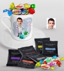 Kişiye Özel Erkek Eczacı Karikatürlü Türk Kahvesi Fincanı Selamlique Karışık Türk Kahvesi ve Haribo Şeker Hediye Seti-1