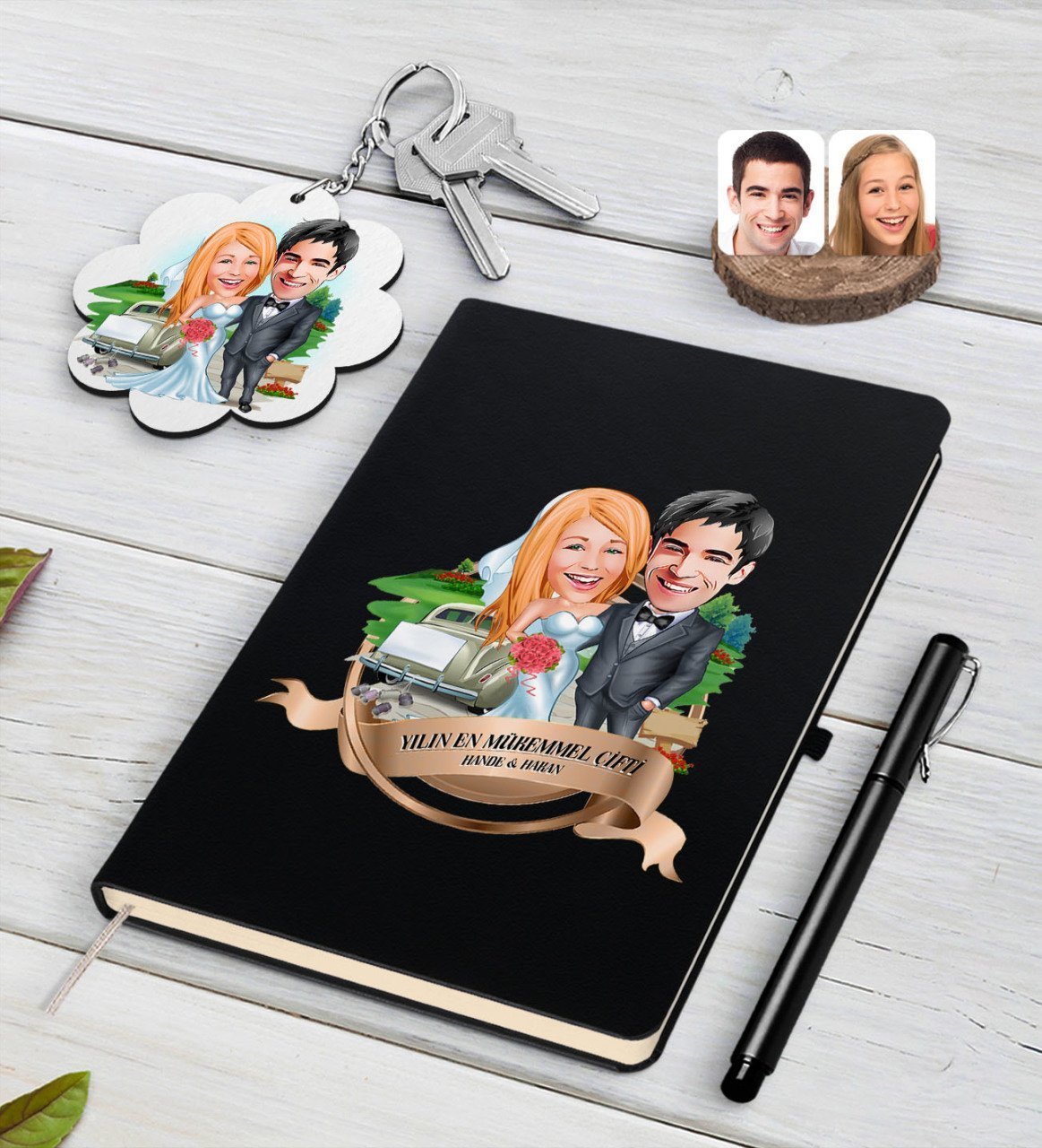 Kişiye Özel Yılın En Mükemmel Çifti Karikatürlü Siyah Defter Kalem ve Anahtarlık Hediye Seti-66